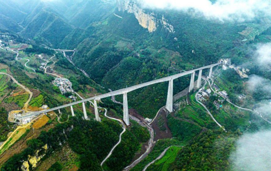 隆黃鐵路（叙畢段）開通運營